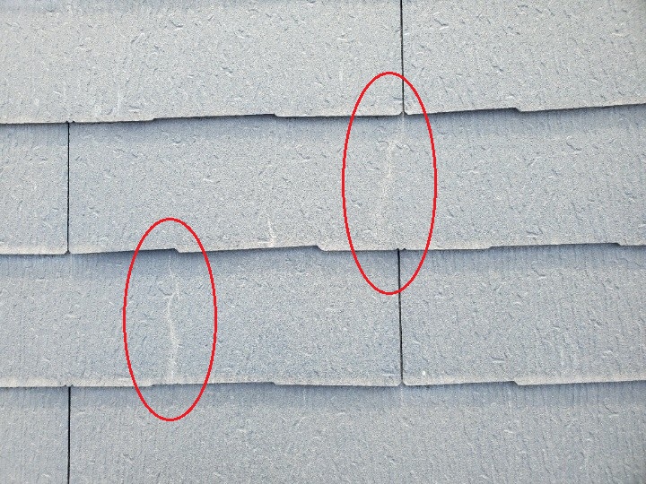 強度が低下してスレートに発生したひび割れが発生した状況