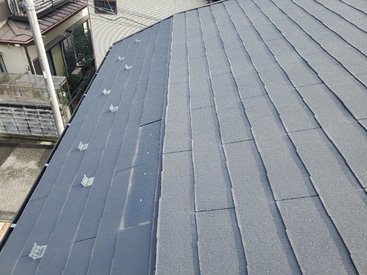 損傷した片流れ屋根のスレートの状態