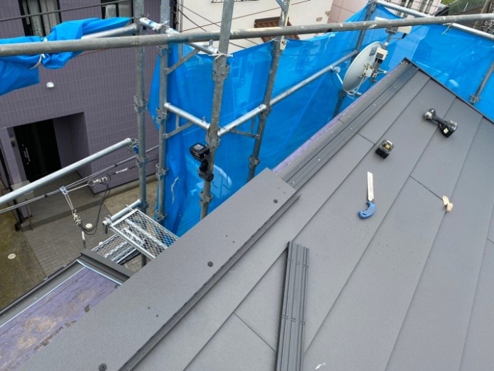 棟板金を設置する作業工程