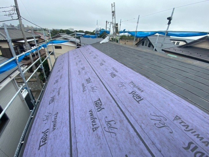 新しい防水紙を敷設