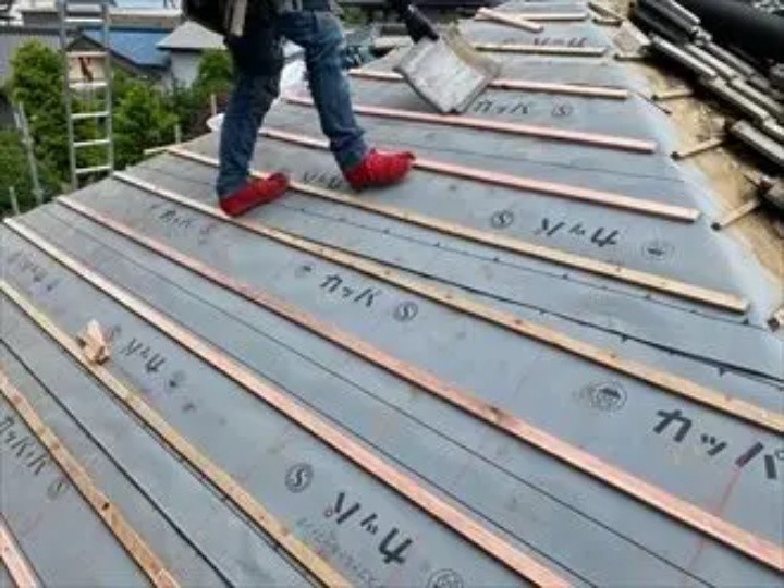 新しい瓦桟を取り付けます。