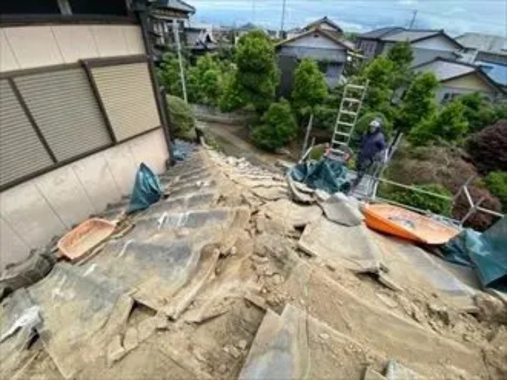 既存の瓦を解体する作業工程