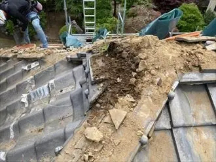 既存の瓦を解体