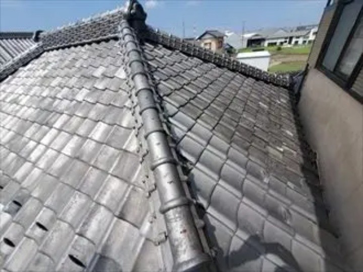 「部分葺き直し工事と棟取り直し工事」が終了した屋根の外観