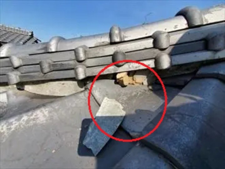 棟の漆喰が剥離して下の葺き土が露出した状態