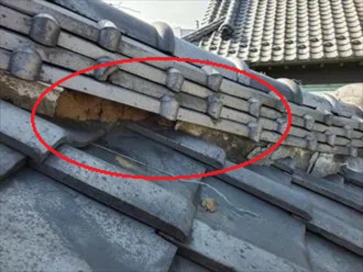 棟の漆喰が剥がれて下にある葺き土が露出