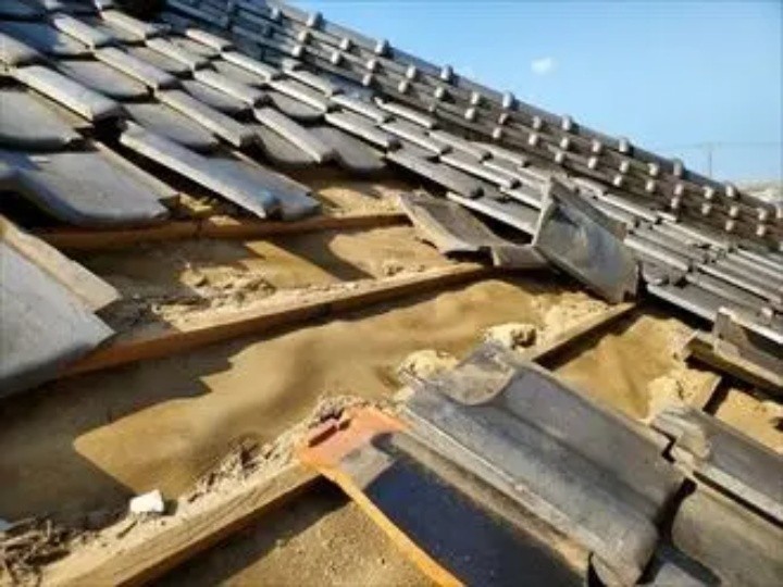 桟瓦が外れ落下している屋根