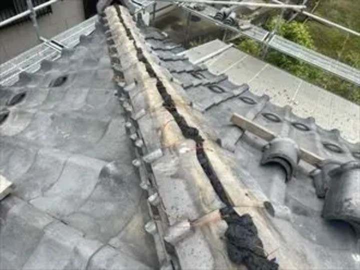 既存の熨斗瓦を積み直し