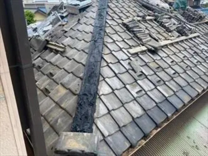 漆喰の塗布作業