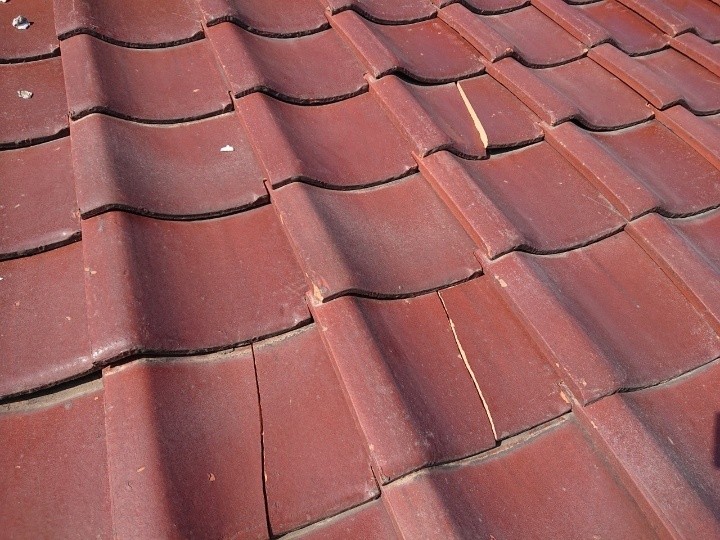 瓦にひび割れが見つかった状態