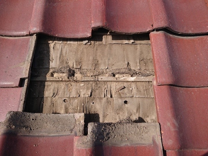瓦の下地「とんとん」が劣化した状態