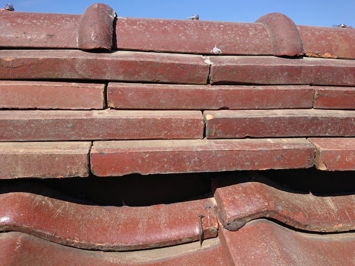 アパートの瓦屋根への葺き直し工事後の屋根