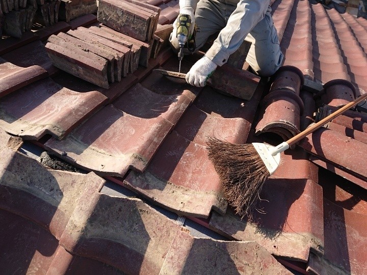 棟の内部に銅線を通して固定