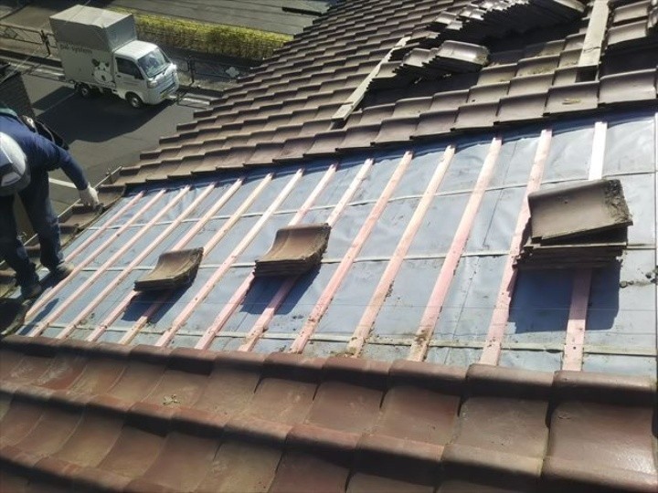 瓦を元の状態に戻す作業風景