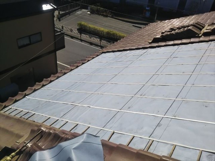 新しい防水紙の葺き作業