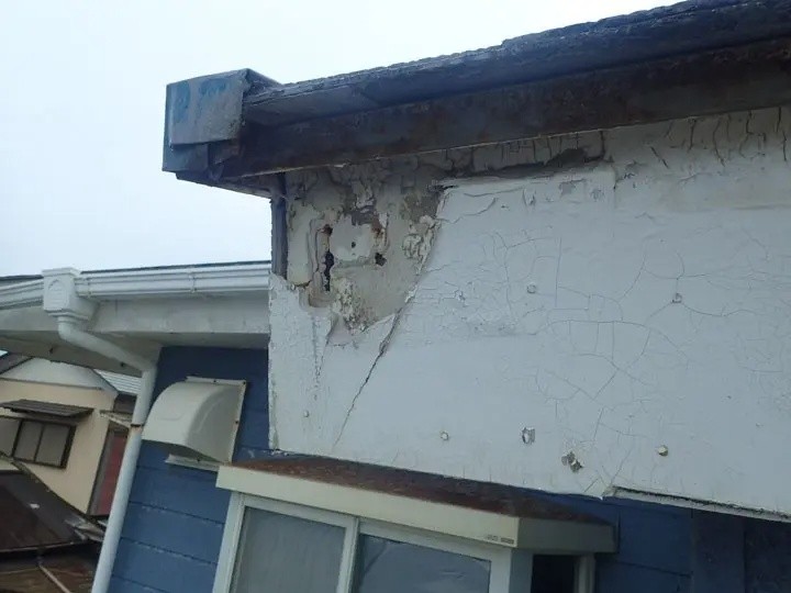 雨樋を支える金具の劣化した状態