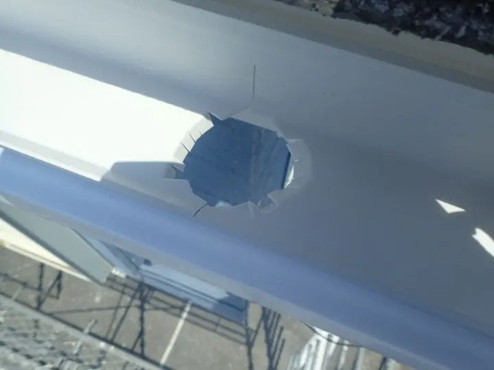 竪樋と合流する箇所に穴を設ける作業