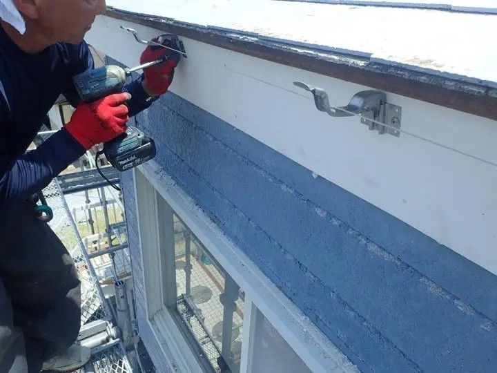 雨樋金具の取り付け作業