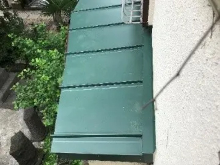 立平葺きの屋根材を取り付け