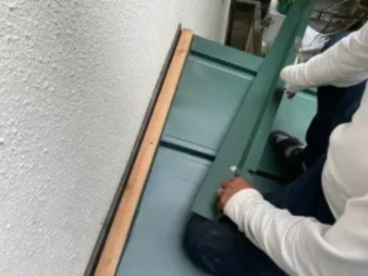 立平葺きの屋根材の取り付け作業工程