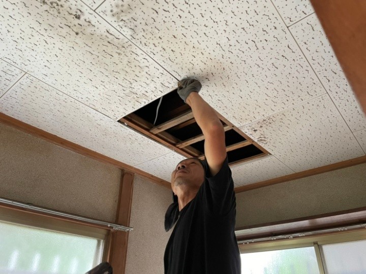 外れた天井材の修復