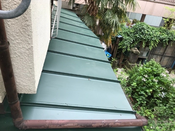 屋根カバー工法が完工した外観