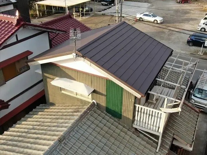 瓦屋根にスーパーガルテクトを用いて葺き替え工事が完工した状態