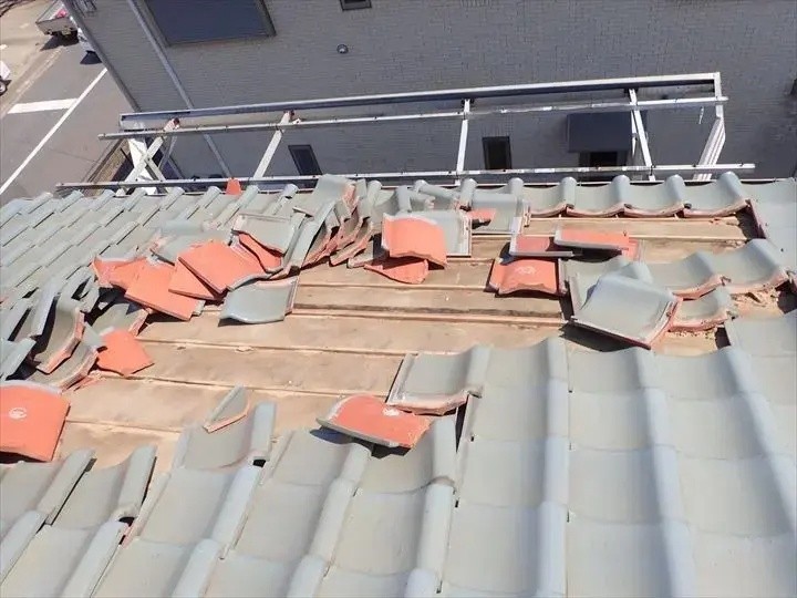 瓦が大きく捲れ上がっている状態