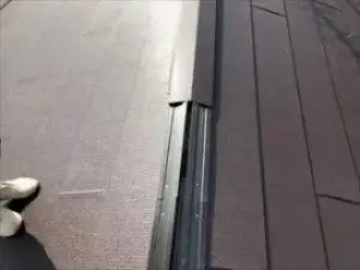 棟板金を設置する作業工程