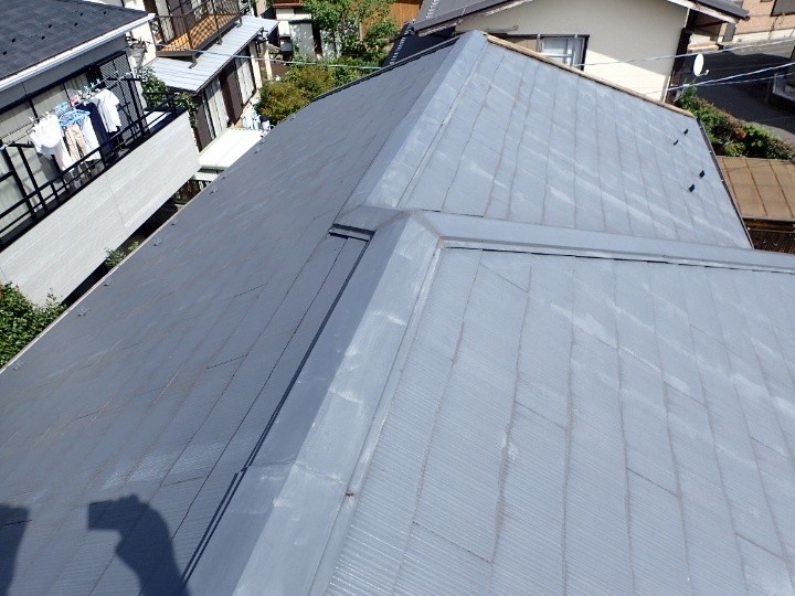 棟板金の交換工事前の状態