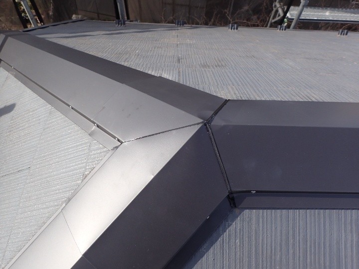 棟板金のつなぎ目にコーキング処理した後の状態