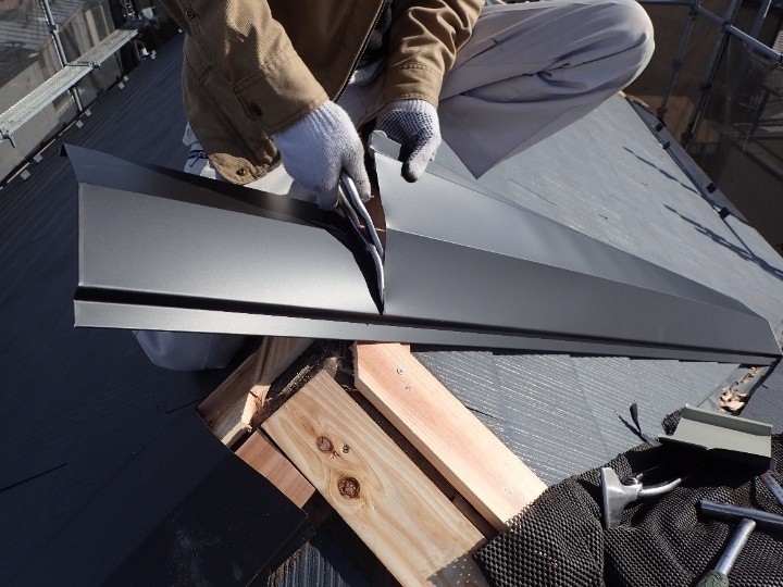 棟板金を成型加工