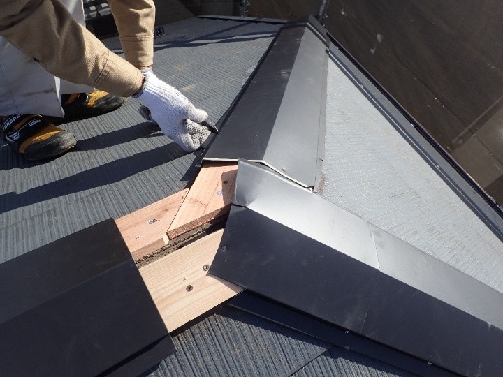 棟板金を成型加工して取り付け