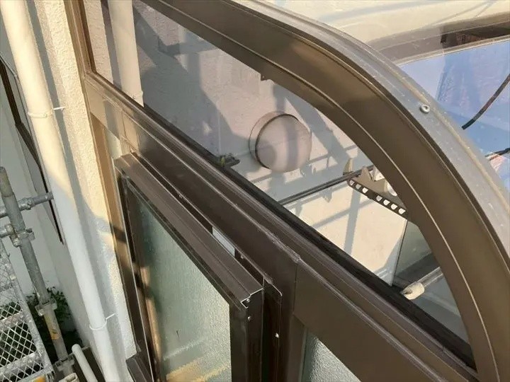 平板はパッキンで固定後にシーリング処理