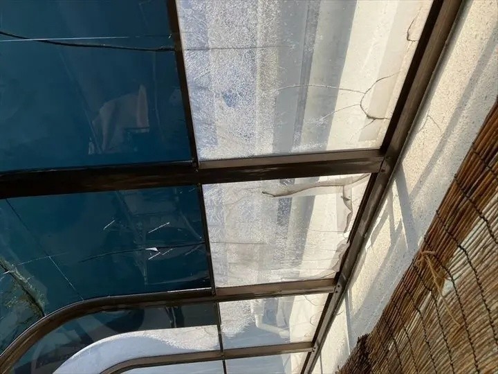 ポリカーボネート平板には多数のひび割れが発生