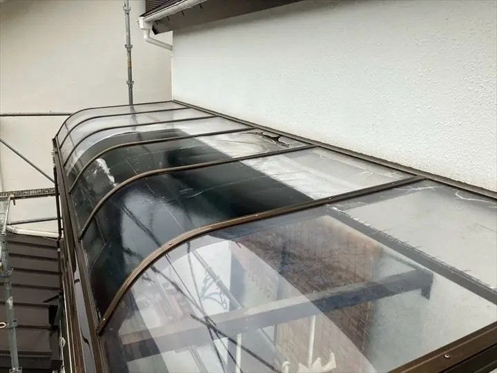 サンルーム屋根の中央部分に設置されたポリカーボネート平板の損傷状態