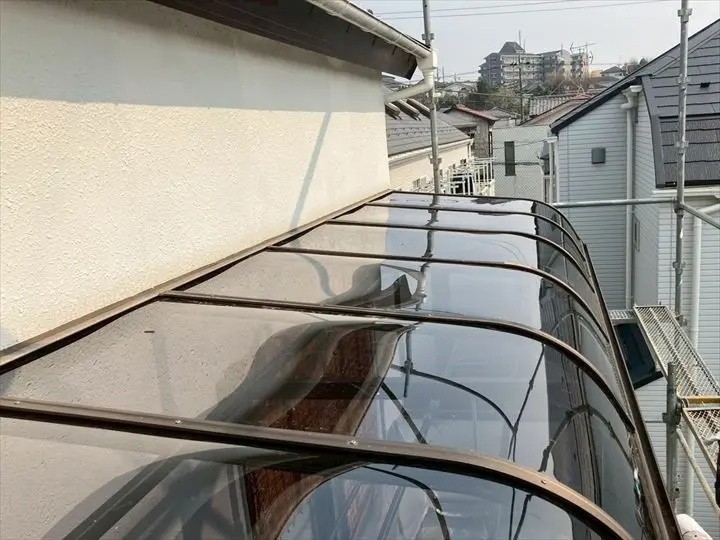 破損したポリカーボネート平板の補修工事後の状態
