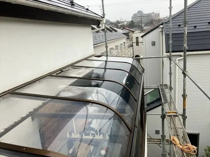 破損したサンルーム屋根のポリカーボネート平板