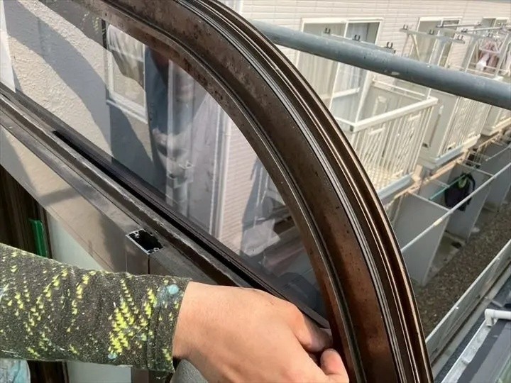 側面のポリカーボネート平板を交換