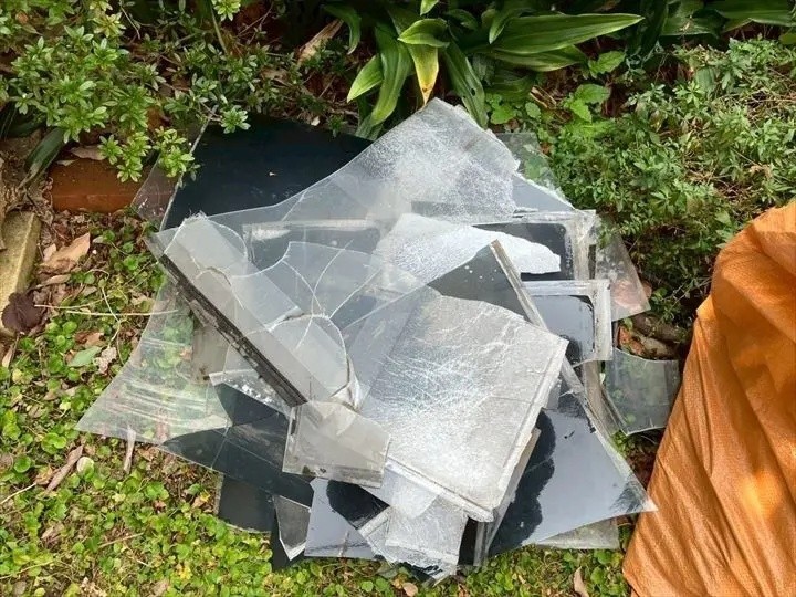 撤去した既存ポリカーボネート平板の状態