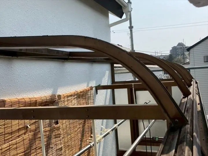 軒側と樋内部を清掃