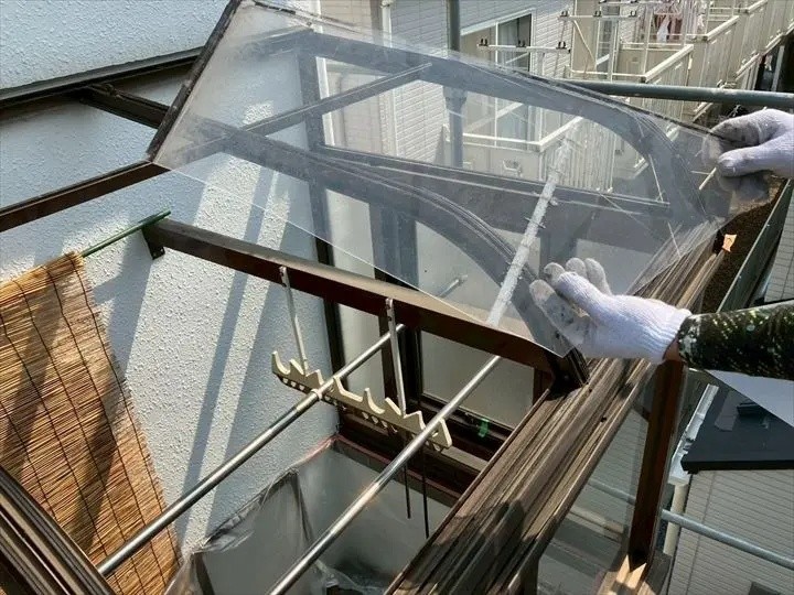 既存のポリカーボネート平板を全て撤去作業