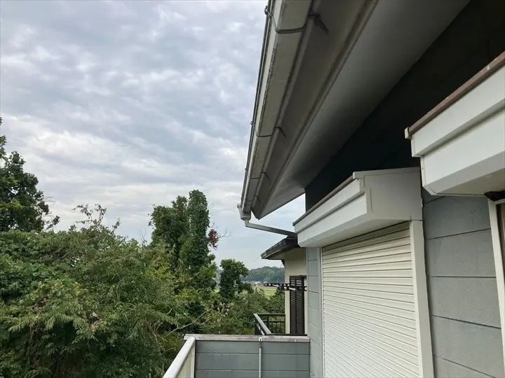 雨樋交換工事の施工風景