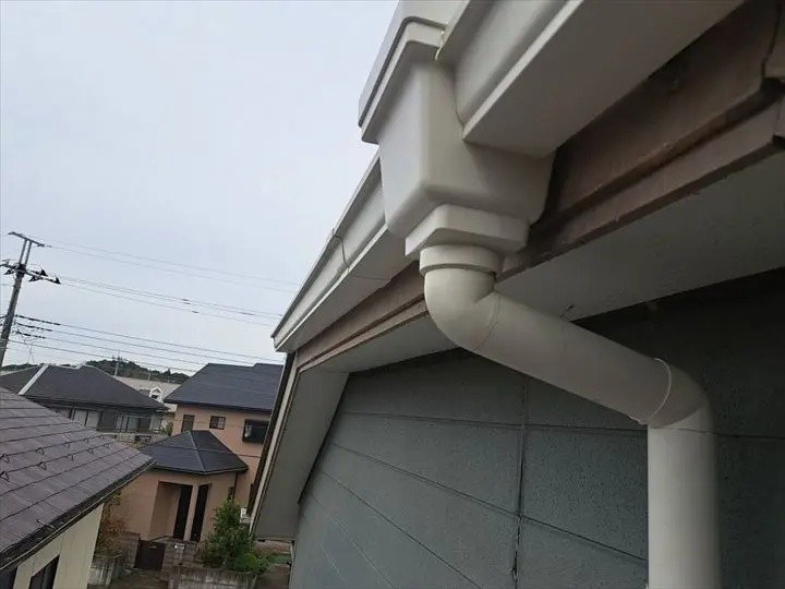 「集水器と竪樋」の納め作業