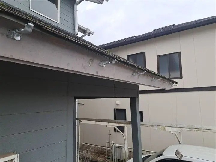 他の箇所にも同様に金具の取り付け