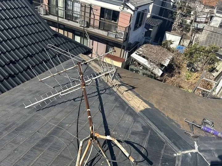 暴風で損傷した棟板金