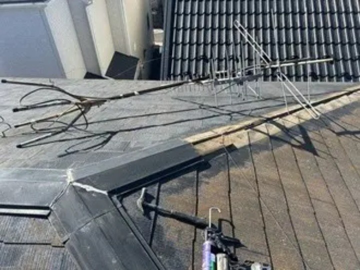 棟板金の交換工事の施工風景