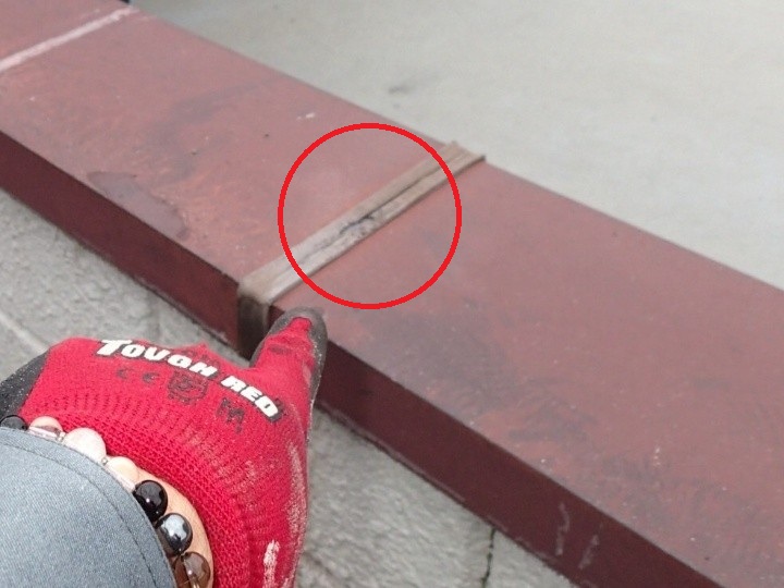 笠木の継ぎ目に使用されているシーリング材にひび割れ