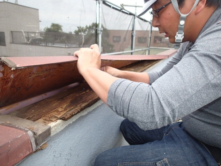 既存の劣化した笠木を撤去作業の風景
