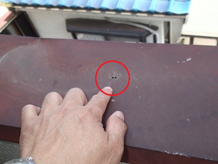 笠木の錆が進行して一部に穴が開いている箇所